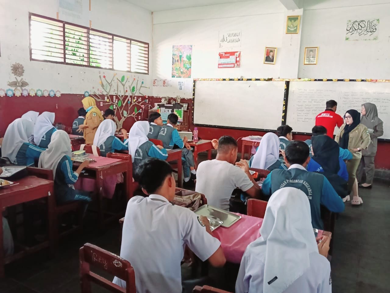 Tim Puskesmas Singosari Lakukan Pemantauan Program Makan Bergizi Gratis di SMA YPK Pematangsiantar